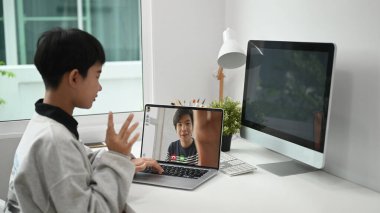 Dizüstü bilgisayarı olan bir kız video çekip el sallıyor ya da erkek arkadaşına veda ediyor..