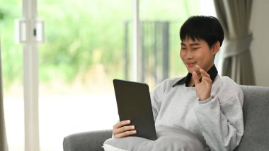 Web kamerası ve laptop kullanan genç kadın video çağrısı modern teknolojiler ve evdeki uzak iletişim.