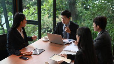 İş adamlarıyla takım çalışması toplantı odasındaki bilgileri analiz ediyor..