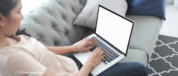 Młoda Kobieta Pracuje Makiecie Laptopa Białym Ekranem Siedząc Kanapie Salonie — Zdjęcie stockowe