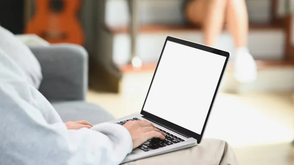 Обрезанный Снимок Молодой Женщины Работающей Ноутбуком Белым Экраном Сидящей Дома — стоковое фото
