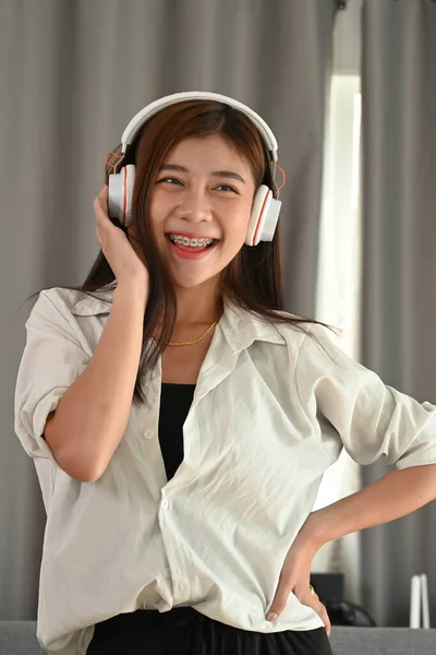 Portret Szczęśliwej Nastolatki Korzystającej Słuchania Muzyki Pomocą Słuchawek Domu — Zdjęcie stockowe