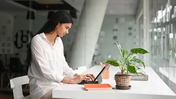 Πλευρική Άποψη Της Νεαρής Γυναίκας Που Εργάζονται Tablet Υπολογιστή Λευκό — Φωτογραφία Αρχείου