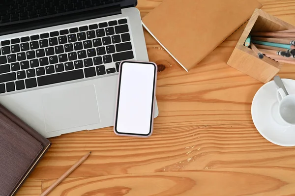 Вид Смартфона Белым Экраном Ноутбуком Деревянный Стол — стоковое фото