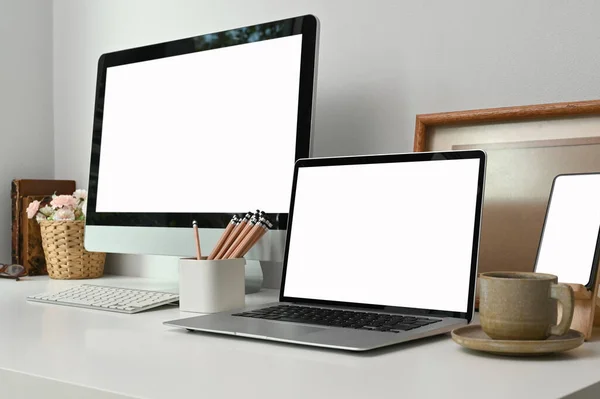 Espaço Trabalho Com Computador Tela Branco Mockup Laptop Branco — Fotografia de Stock