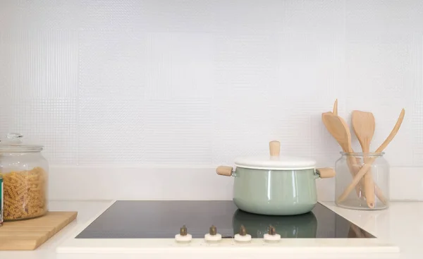 Interior Cozinha Com Paredes Brancas Bancadas Brancas Para Montagem Exposição — Fotografia de Stock