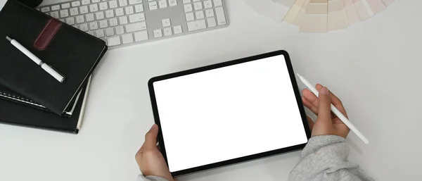 Κάτοψη Του Γυναικείου Γραφίστα Χρησιμοποιώντας Tablet Χρωματιστά Δείγματα Λευκό Τραπέζι — Φωτογραφία Αρχείου