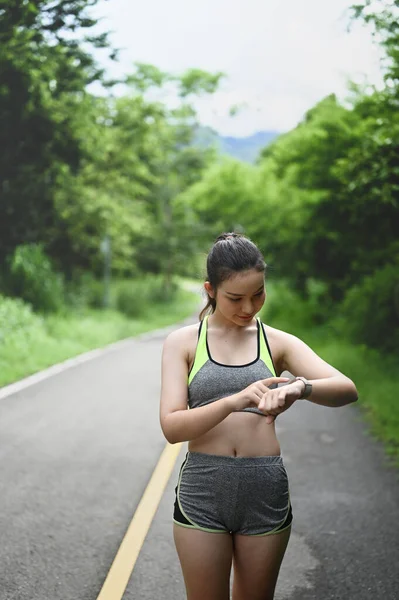 Νεαρή Γυναίκα Ρύθμιση Γυμναστήριο App Για Smartwatch Της Πριν Από — Φωτογραφία Αρχείου