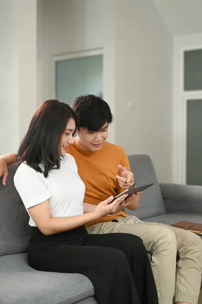 Portrait Happy Young Family Using Digital Tablet Together Home — Stock Photo, Image