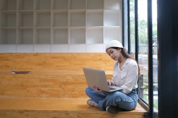 Uma Garota Atraente Está Usando Laptop Enquanto Está Sentado Chão — Fotografia de Stock