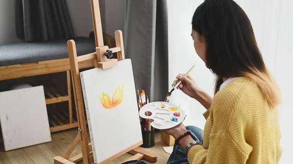 Elinde Palet Olan Stüdyoda Resim Çizen Genç Bir Kadın Sanatçı — Stok fotoğraf