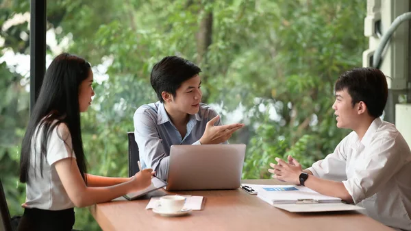 Empresario Explicando Nuevas Ideas Negocio Sus Compañeros Sala Reuniones — Foto de Stock