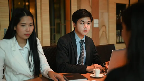 Groupe Jeunes Gens Affaires Brainstorming Discuter Plan Affaires Dans Salle — Photo