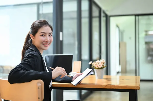 Портрет Молодой Предпринимательницы Пишущей Отчет Блокнот Используя Ноутбук Офисе — стоковое фото