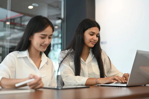 Giovani Colleghe Successo Che Lavorano Insieme Sul Computer All Interno — Foto Stock