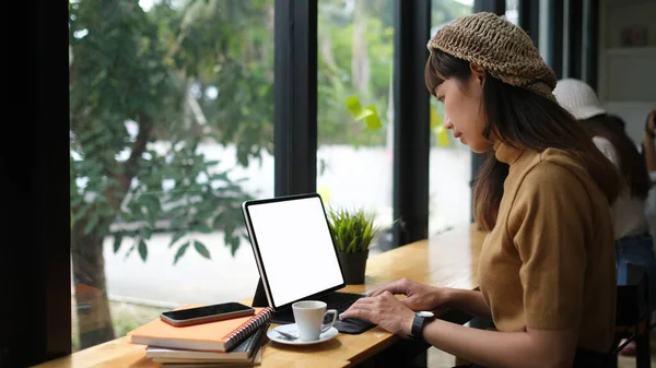 Vista Laterale Della Giovane Lanciatrice Libera Che Lavora Tablet Digitale — Foto Stock