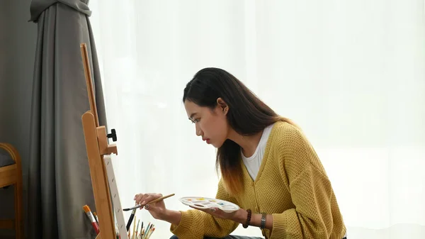 Young Woman Painter Sitting Floor Front Canvas Drawing Her Workshop — Stock Photo, Image