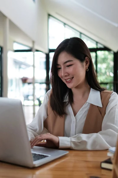 Retrato Uma Jovem Mulher Asiática Atraente Trabalhando Laptop Escritório — Fotografia de Stock