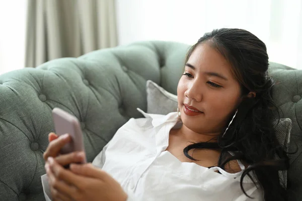 Giovane Donna Con Smart Phone Informazioni Ricerca Line Mentre Seduto — Foto Stock