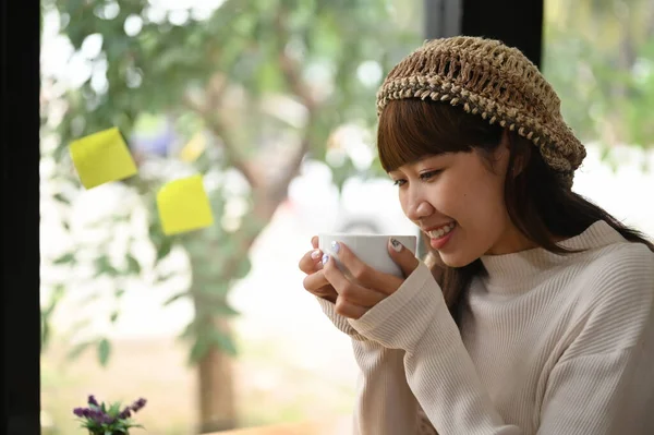 Fröhliche Asiatische Junge Frau Trinkt Warmen Kaffee Oder Tee Und — Stockfoto