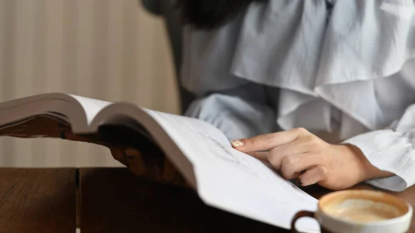 Cropped Shot Young College Student Concentrating Book Sitting Library — Stockfoto