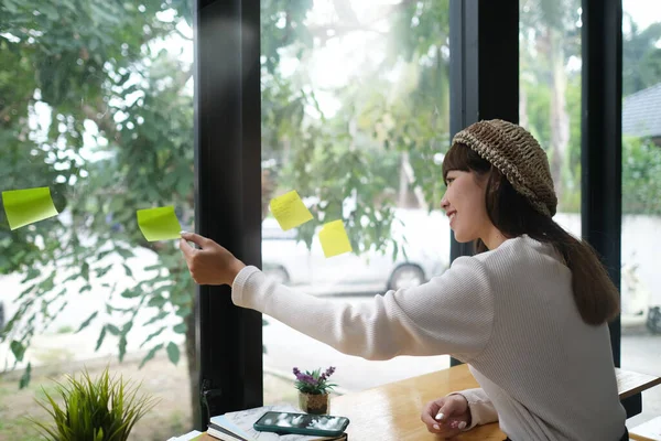 Zakenvrouw Analyseert Zelfklevende Notities Glas Kantoor — Stockfoto