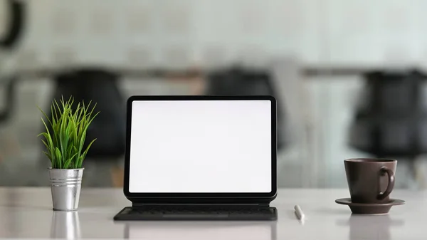 Ταμπλέτα Επιτραπέζιου Υπολογιστή Στο Τραπέζι Εργασίας Που Δείχνει Λευκή Λευκή — Φωτογραφία Αρχείου