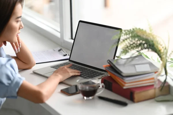 Ritagliato Colpo Giovane Femmina Piallatura Suo Progetto Sul Computer Portatile — Foto Stock