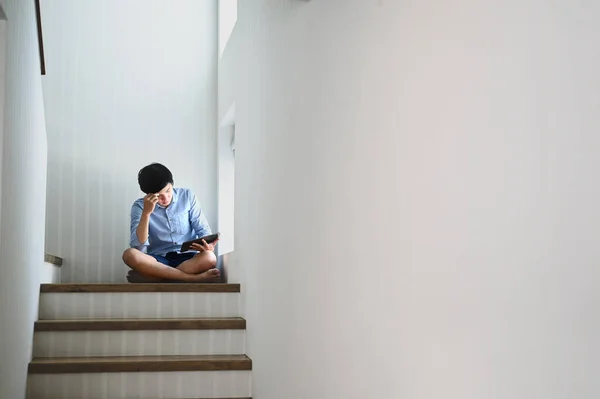 Joven Que Sufre Problema Depresión Mientras Está Sentado Escalera Casa —  Fotos de Stock