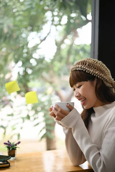 Porträt Einer Jungen Freiberuflerin Bei Einer Kaffeepause Arbeitsplatz — Stockfoto