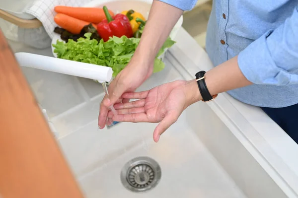 Close Shot Man Washing Cleaning His Hand Make Food Kitchen — Stock fotografie