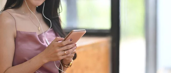 Młoda Kobieta Dziewczyna Pomocą Smartfona Słuchawki Słuchanie Muzyki Lub Zabawy — Zdjęcie stockowe