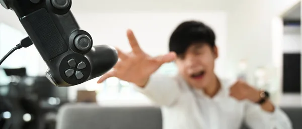 Gamer Irritado Frustrado Por Perder Jogo Enquanto Joga Controlador Videogame — Fotografia de Stock