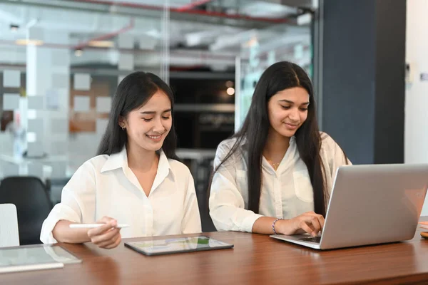 Team Eterogeneo Due Colleghi Che Lavorano Computer Portatile Ufficio Moderno — Foto Stock