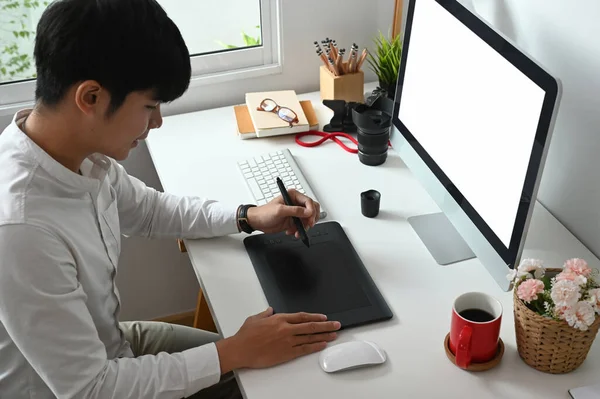 Młody Azjatycki Grafik Pracujący Komputerze Tablecie Graficznym Swojej Przestrzeni Roboczej — Zdjęcie stockowe