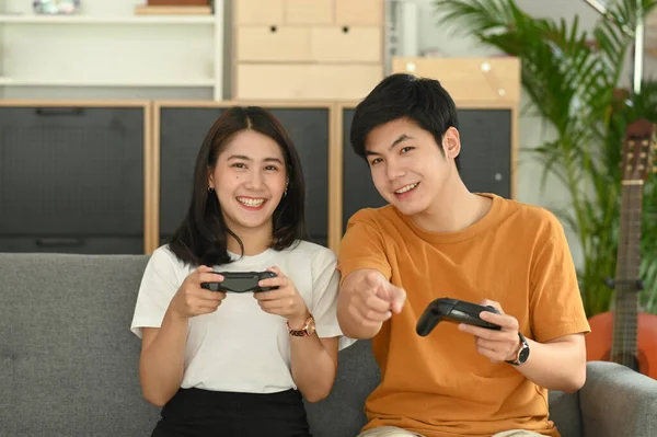 Sorrindo Jovem Casal Jogando Videogames Divertindo Juntos Casa — Fotografia de Stock