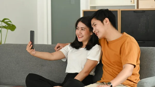 Cheerful Happy Lovers Using Smartphone Make Selfie While Sitting Couch — Stock Photo, Image