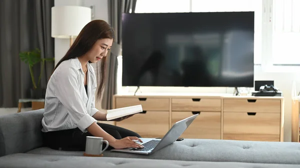 Młoda Kobieta Freelancer Pracuje Laptopie Siedząc Kanapie Domu — Zdjęcie stockowe