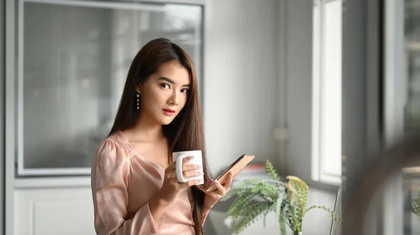 Πορτρέτο Της Ασίας Γυναίκα Κρατώντας Φλιτζάνι Καφέ Και Smartphone Την — Φωτογραφία Αρχείου