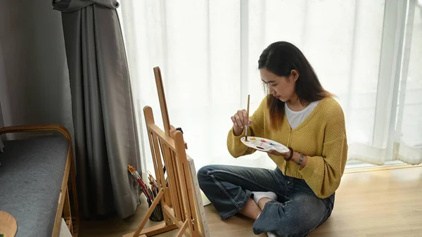 Uma Jovem Artista Feminina Trabalhando Pintura Plena Luz Dia Seu — Fotografia de Stock