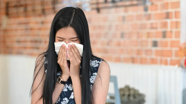 Wanita Sakit Meniup Hidung Bersin Dalam Tisu Kertas Saat Duduk — Stok Foto