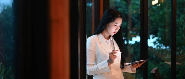 Νεαρή Γυναίκα Που Χρησιμοποιεί Mock Digital Tablet Στο Χώρο Εργασίας — Φωτογραφία Αρχείου
