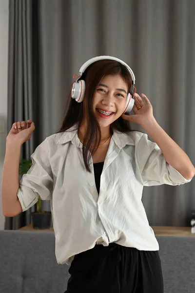 Όμορφη Κοπέλα Ακουστικά Ακούει Μουσική Ενώ Χορεύει Στο Σαλόνι — Φωτογραφία Αρχείου