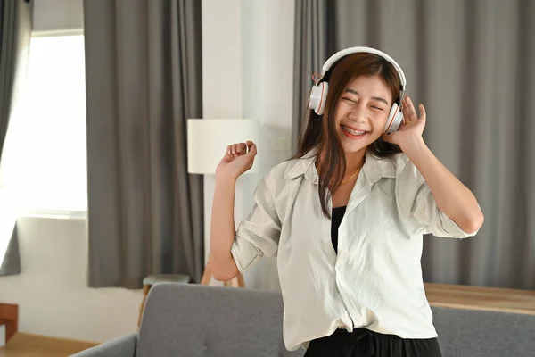 Menina Feliz Usando Fones Ouvido Divertir Movendo Ouvir Música Relaxar — Fotografia de Stock