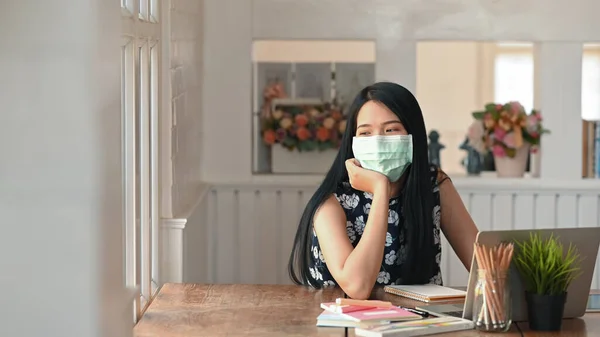 Een Jonge Vrouw Draagt Een Masker Terwijl Uit Ramen Kijkt — Stockfoto