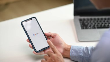 CHIANG MAI, THAILAND - 12 NOV 2020: akıllı telefondan Google arama motorunda yazan bir adam. Google dünyadaki en büyük internet arama motorudur.. 