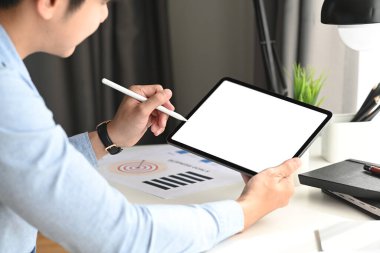 Bir işadamı, iş yapma stratejisi ve proje planlama ve büyüme karı geliştirme için tablet kullanıyor.