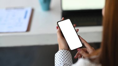 Kadın eli resmi beyaz ekranlı siyah cep telefonunu tutuyor. Grafik görüntüleme için boş beyaz ekran.