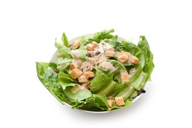 Beyaz arka planda izole edilmiş geleneksel sezar salatasının en üst görüntüsü..