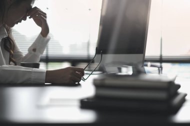 İş kadınının kendini yorgun, hayal kırıklığına uğramış ve stresli hissettiği görüntüler..